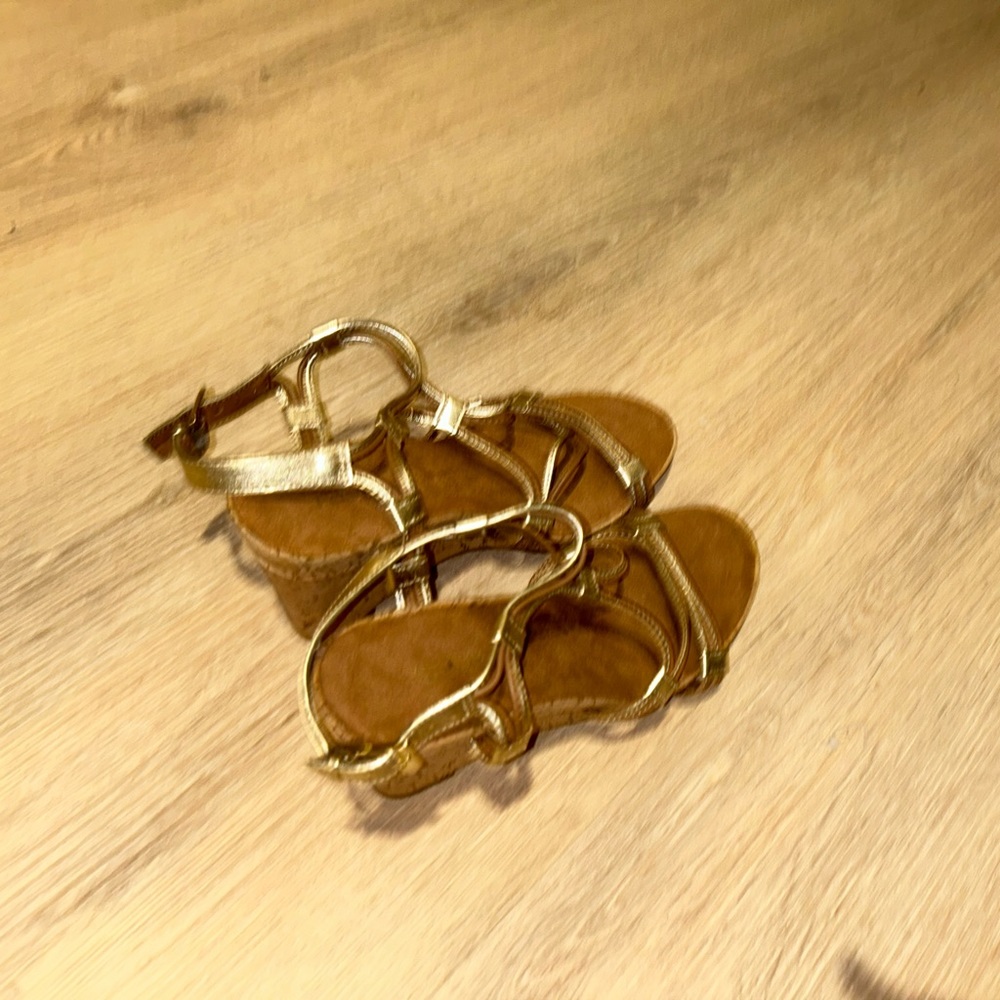 Sandals. Gold Wedge. Size 7.5 M. Aerosoles